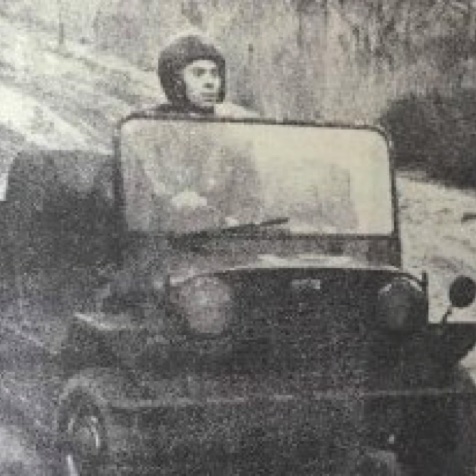 Jim s'essaie sur une Mini Moke dans un camps d'entrainement militaire...